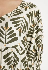 Born2be - Zielona Rozkloszowana Sukienka z Wiskozą z Motywem Roślinnym Loredia. Okazja: na co dzień. Typ kołnierza: dekolt w kształcie V. Kolor: zielony. Materiał: wiskoza. Długość rękawa: krótki rękaw. Wzór: aplikacja. Styl: elegancki, casual #4