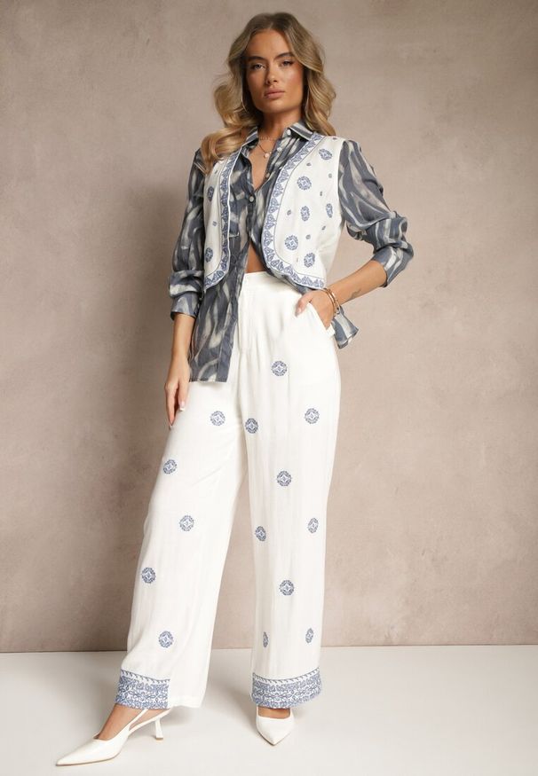 Renee - Biało-Niebieska Kamizelka z Wiskozą i Lnem w Print Etno Ozdobiona Haftem Fenarlin. Okazja: na co dzień. Kolor: biały. Materiał: len, wiskoza. Wzór: aplikacja, haft, nadruk. Sezon: wiosna. Styl: etno