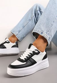 Renee - Biało-Czarne Sznurowane Sneakersy na Grubej Podeszwie Salsabil. Kolor: biały. Materiał: materiał. Wzór: aplikacja. Obcas: na platformie #1