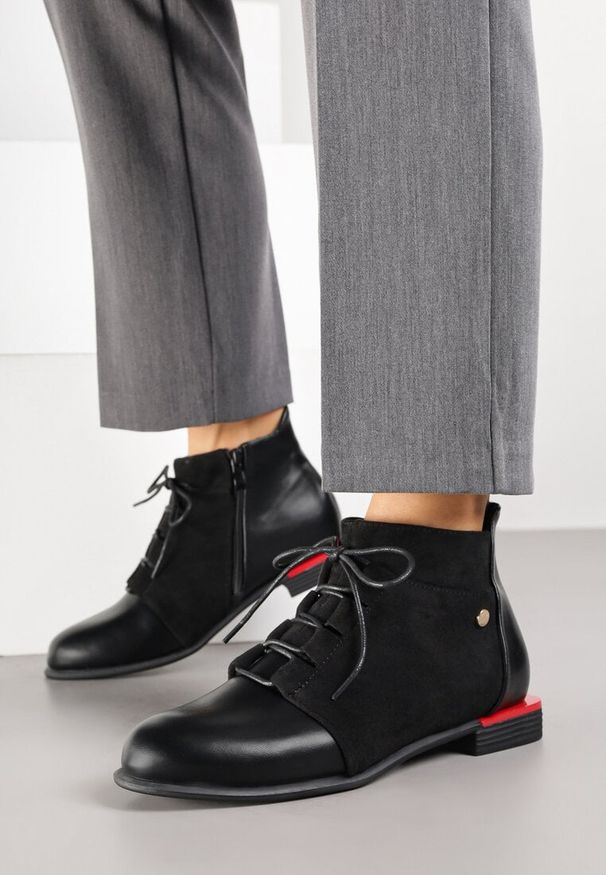 Renee - Czarne Botki Vices ze Sznurowaną Cholewką Uzvila. Okazja: na co dzień. Kolor: czarny. Materiał: jeans, lakier. Szerokość cholewki: normalna. Styl: street, casual, elegancki