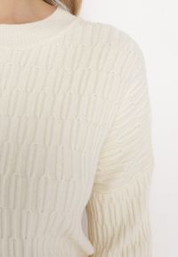 Born2be - Jasnobeżowy Sweter o Klasycznym Kroju z Wytłoczonym Wzorem Gundall. Kolor: beżowy. Styl: klasyczny