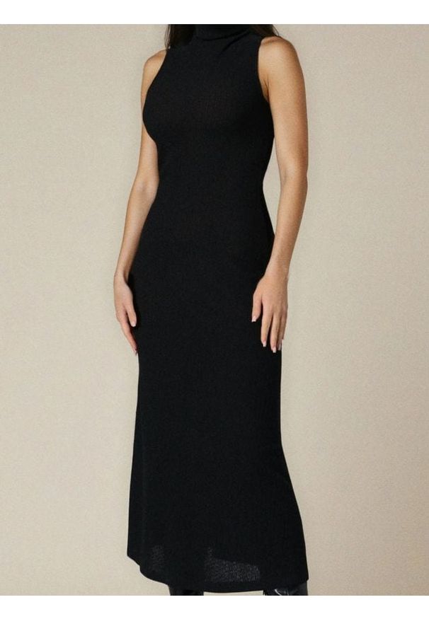 Sinsay - Prążkowana sukienka maxi z połgolfem - czarny. Kolor: czarny. Materiał: prążkowany. Długość: maxi