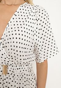 Born2be - Biała Sukienka z Kopertowym Dekoltem o Asymetrycznym Kroju z Paskiem i Gumką w Talii Drelefia. Kolor: biały. Materiał: tkanina. Długość rękawa: krótki rękaw. Typ sukienki: asymetryczne, kopertowe #2