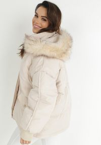 Born2be - Beżowa Kurtka Oversize z Futrzanym Kapturem Vugovi. Kolor: beżowy. Materiał: futro. Długość rękawa: długi rękaw. Długość: długie. Wzór: aplikacja. Sezon: zima #4