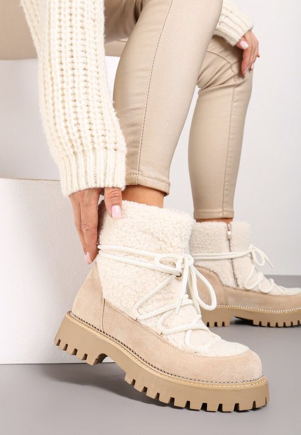 Renee - Beżowe Futerkowe Śniegowce na Tłoczonej Podeszwie Ozdobionej Cyrkoniami Rialuna. Okazja: na co dzień. Kolor: beżowy. Materiał: jeans, puch. Wzór: aplikacja. Styl: casual, elegancki