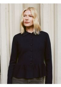 Reserved - Sweter z baskinką - granatowy. Kolor: niebieski. Materiał: dzianina, wiskoza