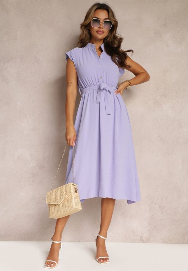 Renee - Fioletowa Sukienka Midi z Guzikami i Materiałowym Paskiem Nylalik. Kolor: fioletowy. Materiał: materiał. Wzór: gładki. Długość: midi
