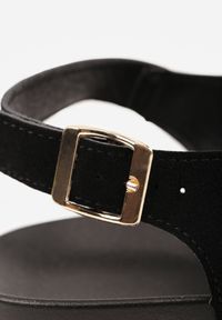 Renee - Czarne Sandały z Ozdobnym Paskiem na Palec i Metalicznymi Ozdobami Brizesh. Okazja: na co dzień. Zapięcie: pasek. Kolor: czarny. Materiał: len. Wzór: aplikacja. Sezon: lato. Styl: casual #7