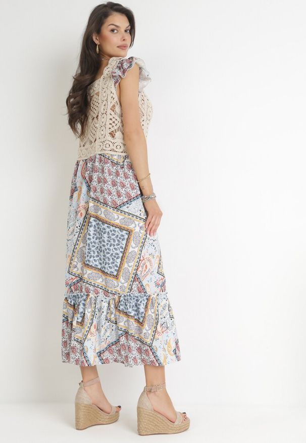 Born2be - Niebiesko-Beżowa Rozkloszowana Sukienka Maxi z Szydełkową Górą i Falbankami z Bawełny Madela. Typ kołnierza: kołnierz z falbankami. Kolor: niebieski. Materiał: bawełna. Sezon: wiosna, lato. Długość: maxi