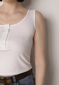 Born2be - Biały Prążkowany Top na Szerokich Ramiączkach z Bawełny Zdobiony Guzikami Bernella. Okazja: na spacer. Kolor: biały. Materiał: prążkowany, bawełna. Długość rękawa: na ramiączkach. Wzór: aplikacja. Sezon: zima, lato. Styl: elegancki #5