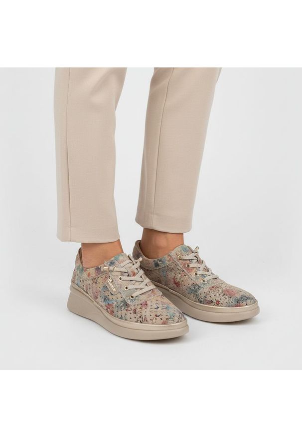 Półbuty damskie Vinceza, cholewka skóra naturalna licowa z nadrukiem sznurowanie uzupełnione bocznym zamkiem perforowane detale miękka linia noska po. Okazja: na co dzień. Zapięcie: sznurówki. Kolor: beżowy. Materiał: skóra. Szerokość cholewki: normalna. Wzór: nadruk. Styl: casual