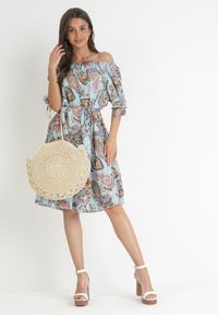 Born2be - Jasnoniebieska Pudełkowa Sukienka Midi Hiszpanka z Ozdobnymi Rękawami Nataliea. Typ kołnierza: dekolt hiszpanka. Kolor: niebieski. Materiał: materiał. Sezon: wiosna, lato. Długość: midi #3