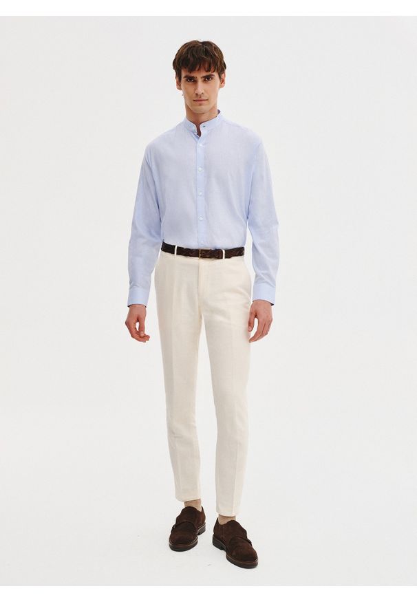 Pako Lorente - PAKO LORENTE - Niebieska koszula męska z lnu i bawełny. Typ kołnierza: kołnierzyk stójkowy. Kolor: niebieski, czarny. Materiał: bawełna, len. Długość rękawa: długi rękaw. Długość: długie. Wzór: gładki. Sezon: wiosna