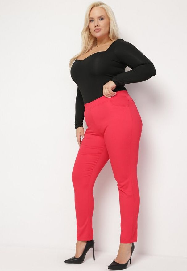 Born2be - Czerwone Spodnie Regular z Elastyczną Talią i Wsuwanymi Kieszonkami Astridda. Okazja: na co dzień. Kolekcja: plus size. Kolor: czerwony. Styl: casual