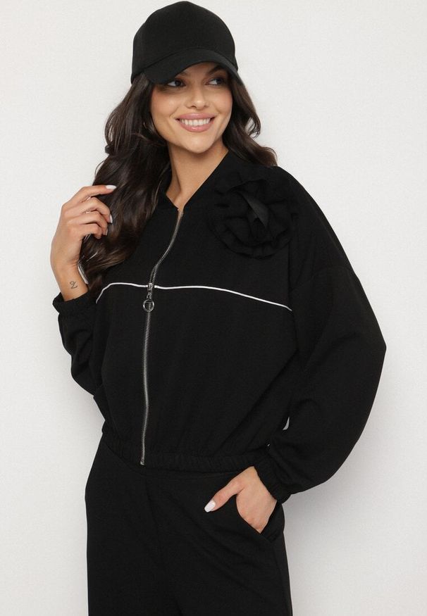 Born2be - Czarny Komplet Dresowy z Wiskozą Szerokie Spodnie i Bluza ze Stójką i Broszką Redasena. Kolor: czarny. Materiał: dresówka, wiskoza