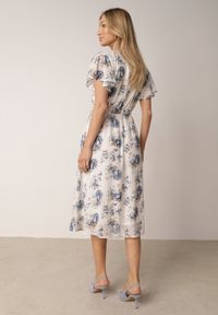 Born2be - Niebieska Romantyczna Sukienka Kopertowa z Wiązanym Paskiem i Brokatem Yael. Okazja: na co dzień, na spotkanie biznesowe, do pracy, na randkę. Kolor: niebieski. Wzór: kwiaty. Typ sukienki: kopertowe. Styl: casual, biznesowy, elegancki #3