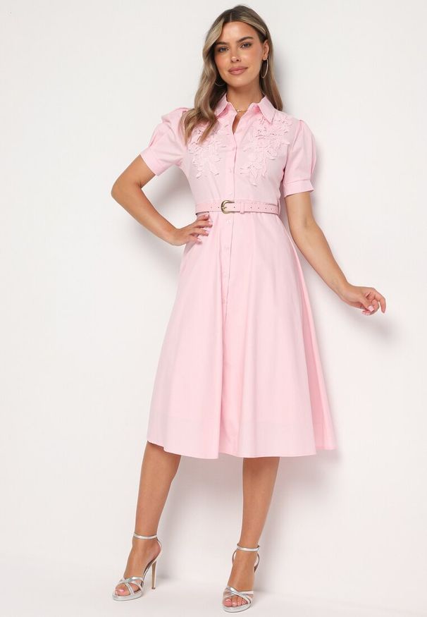 Born2be - Różowa Sukienka z Koronką i Ozdobnym Paskiem oraz Kołnierzykiem Gavridia. Okazja: na co dzień, do pracy. Kolor: różowy. Materiał: koronka. Długość rękawa: krótki rękaw. Wzór: koronka. Typ sukienki: proste. Styl: wizytowy, klasyczny, casual, elegancki