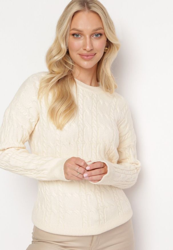 Born2be - Jasnobeżowy Sweter Ozdobiony Klasycznym Splotem Lacemisa. Kolor: beżowy. Materiał: tkanina, dzianina. Wzór: aplikacja, ze splotem. Styl: klasyczny