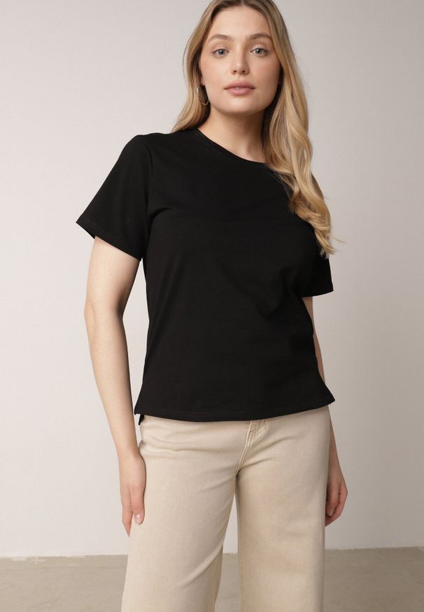 Born2be - Czarny T-shirt z Bawełny z Dłuższym Tyłem i Rozcięciami po Bokach Cordalea. Okazja: na co dzień. Kolor: czarny. Materiał: bawełna. Długość: długie. Styl: casual, elegancki