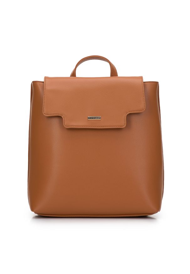 Wittchen - Damski plecak z ekoskóry z wyciętą klapą brązowy. Kolor: brązowy. Materiał: skóra ekologiczna. Wzór: paski. Styl: elegancki