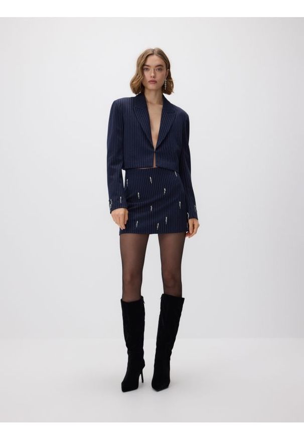 Reserved - Krótka marynarka z aplikacjami - granatowy. Kolor: niebieski. Materiał: wiskoza, tkanina. Długość: krótkie. Wzór: aplikacja