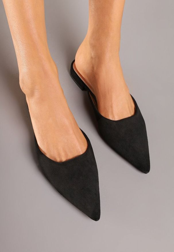 Born2be - Czarne Eleganckie Klapki Mule ze Szpiczastym Noskiem Derraza. Okazja: na co dzień. Nosek buta: szpiczasty. Kolor: czarny. Materiał: jeans. Sezon: lato, wiosna. Obcas: na obcasie. Styl: elegancki. Wysokość obcasa: niski