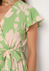 Born2be - Zielono-Beżowa Plisowana Koktajlowa Sukienka z Kopertowym Dekoltem Paskiem i Gumką w Talii Anelsea. Okazja: na spacer, na imprezę. Typ kołnierza: dekolt kopertowy. Kolor: zielony. Długość rękawa: krótki rękaw. Wzór: aplikacja. Typ sukienki: kopertowe. Styl: wizytowy #4