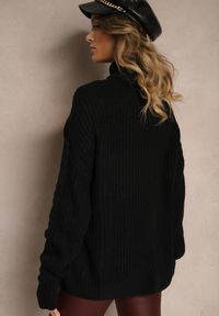 Renee - Czarny Golf z Wiskozą w Stylu Oversize z Ozdobnym Splotem Korremi. Okazja: na co dzień. Typ kołnierza: golf. Kolor: czarny. Materiał: wiskoza. Długość rękawa: długi rękaw. Długość: długie. Wzór: ze splotem. Styl: klasyczny, elegancki, casual #5