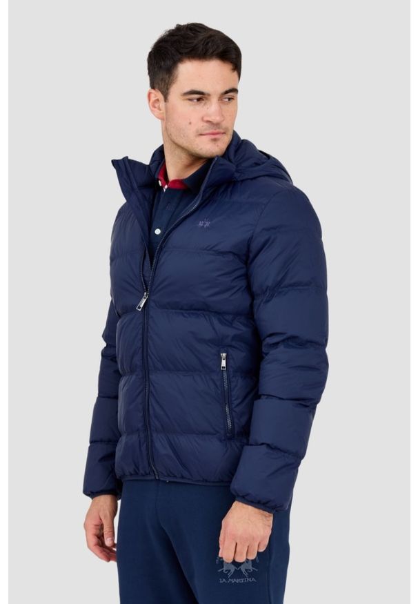 La Martina - LA MARTINA Granatowa pikowana męska kurtka Outerwear Basic Nylon. Kolor: niebieski. Materiał: nylon. Długość rękawa: długi rękaw. Długość: długie. Styl: elegancki
