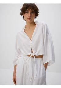 Reserved - Wiązana koszula z lnem - biały. Kolor: biały. Materiał: len. Wzór: gładki