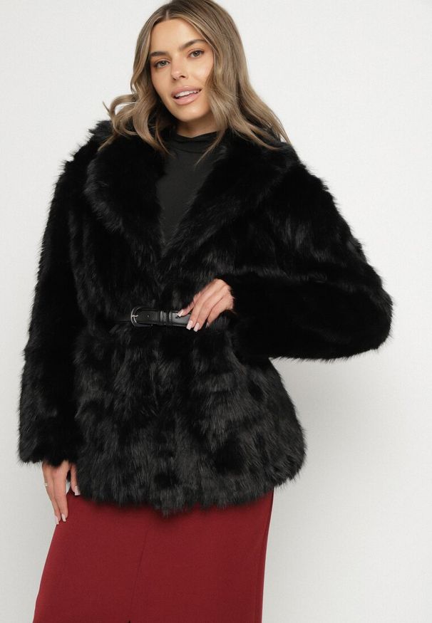 Born2be - Czarna Elegancka Kurtka Futerko z Paskiem z Klamrą Gonne. Okazja: na spacer, na co dzień, na imprezę. Kolor: czarny. Materiał: futro. Styl: elegancki