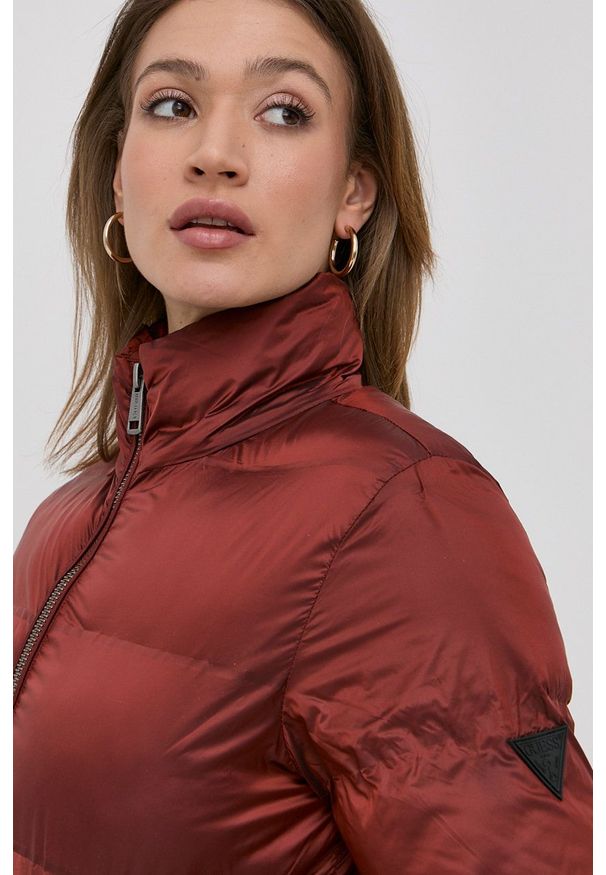 Guess Kurtka damska kolor pomarańczowy zimowa. Okazja: na co dzień. Kolor: pomarańczowy. Materiał: materiał, puch. Wzór: gładki. Sezon: zima. Styl: casual