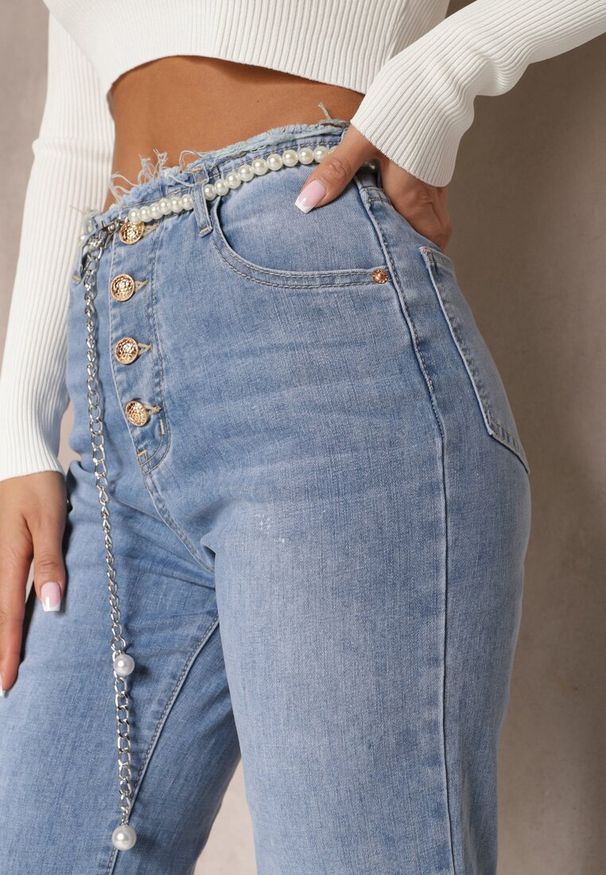 Renee - Jasnoniebieskie Jeansy Dzwony z Odpinanym Paskiem z Perłami Dasalind. Okazja: na co dzień. Stan: podwyższony. Kolor: niebieski. Styl: klasyczny, casual