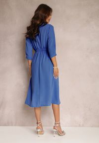 Renee - Niebieska Sukienka Canopis. Typ kołnierza: dekolt kopertowy. Kolor: niebieski. Materiał: materiał, tkanina. Typ sukienki: kopertowe. Styl: elegancki. Długość: midi #5