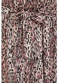 Guess sukienka kolor różowy mini rozkloszowana. Kolor: różowy. Materiał: materiał. Długość rękawa: krótki rękaw. Typ sukienki: asymetryczne, rozkloszowane. Długość: mini #5