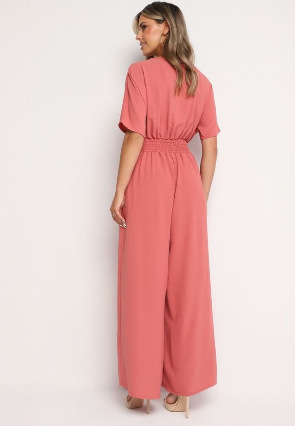 Born2be - Ciemnoróżowy Kopertowy Kombinezon z Gumką w Talii i Szerokimi Nogawkami Vimashea. Okazja: na co dzień. Kolor: różowy. Styl: casual, elegancki