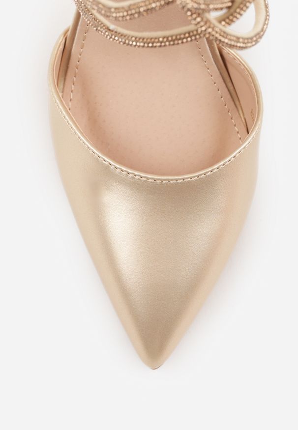 Renee - Złote Czółenka Vices na Słupku ze Skórzaną Wkładką Ozdobione Cyrkoniami i Paskami Sairira. Okazja: na co dzień. Nosek buta: szpiczasty. Zapięcie: pasek. Kolor: złoty. Materiał: skóra. Wzór: aplikacja. Obcas: na słupku. Styl: elegancki, klasyczny, casual