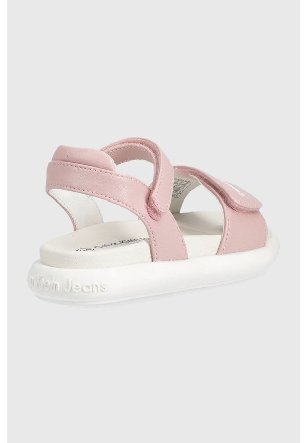 Calvin Klein Jeans sandały dziecięce kolor różowy. Zapięcie: rzepy. Kolor: różowy. Materiał: guma, materiał. Wzór: gładki. Obcas: na platformie