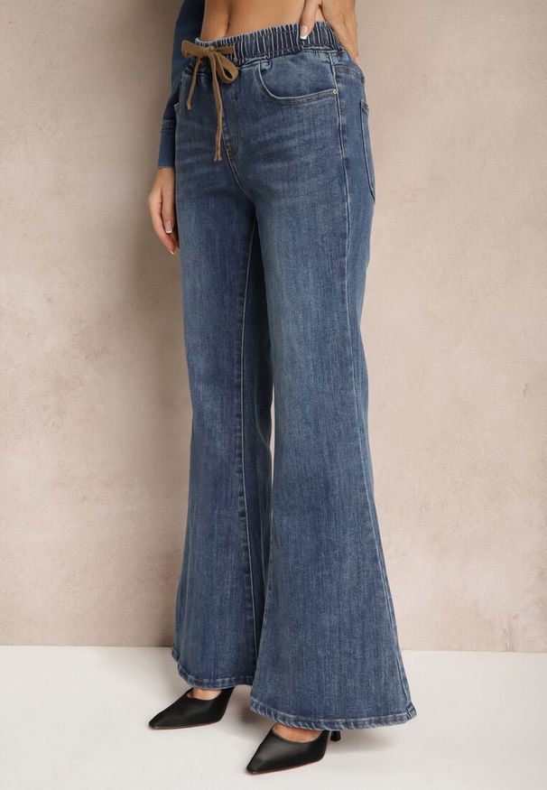 Renee - Niebieskie Bawełniane Jeansy Dzwony High Waist Ozdobione Sznurkiem Sovirra. Okazja: na co dzień. Stan: podwyższony. Kolor: niebieski. Wzór: aplikacja. Sezon: lato. Styl: klasyczny, casual, elegancki