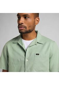 Lee - MĘSKA KOSZULA MATERIAŁOWA LEE SS RESORT SHIRT GRANITE GREEN L67PKWQN. Materiał: materiał