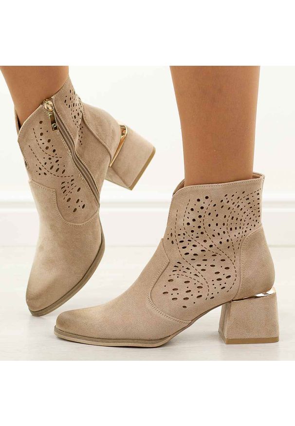 POTOCKI - Beżowe ażurowe botki damskie na obcasie Potocki 12357. Okazja: na spacer, na co dzień. Kolor: beżowy. Szerokość cholewki: normalna. Wzór: ażurowy. Materiał: zamsz. Sezon: wiosna, lato. Obcas: na obcasie. Styl: casual, elegancki. Wysokość obcasa: średni