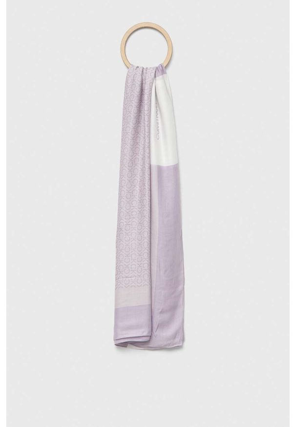 Calvin Klein chusta damska kolor różowy wzorzysta. Kolor: fioletowy