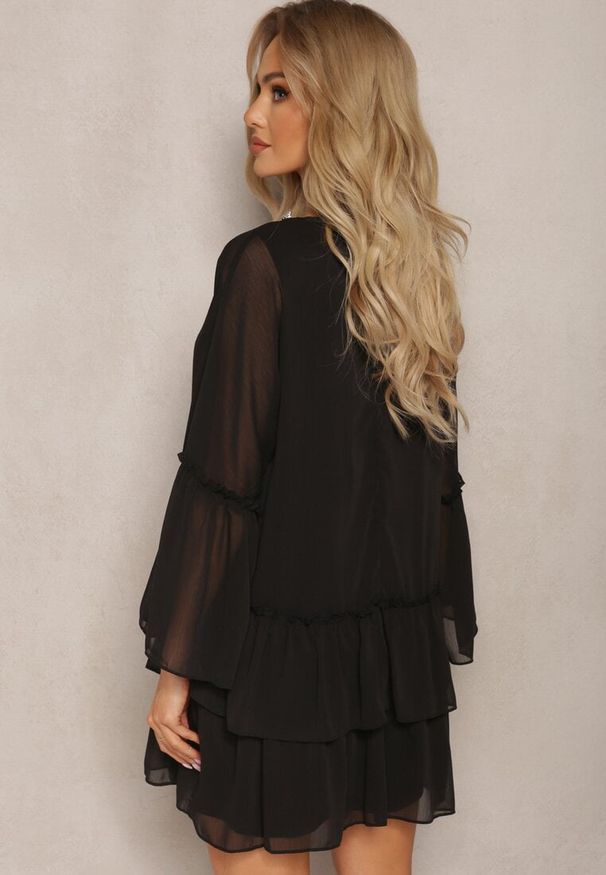 Renee - Czarna Sukienka Rozkloszowana Mini z Falbanką i Cyrkoniami przy Szyi Felicerna. Kolor: czarny. Wzór: aplikacja. Długość: mini