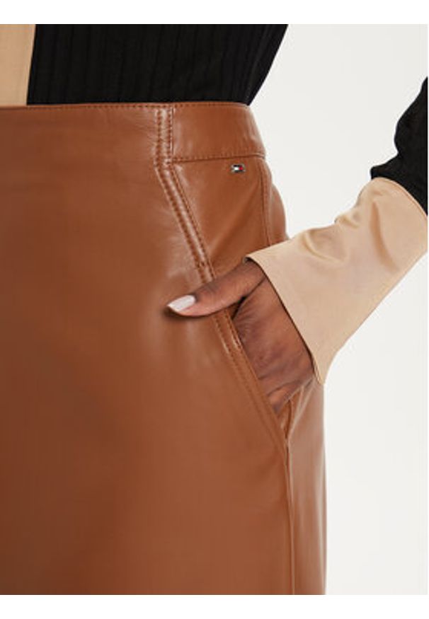 TOMMY HILFIGER - Tommy Hilfiger Spódnica skórzana WW0WW42186 Brązowy Regular Fit. Kolor: brązowy. Materiał: skóra