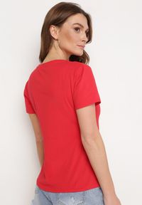 Born2be - Czerwony Bawełniany T-shirt z Krótkim Rękawem i Metalicznym Nadrukiem Cadiana. Kolor: czerwony. Materiał: bawełna. Długość rękawa: krótki rękaw. Długość: krótkie. Wzór: nadruk. Styl: klasyczny, elegancki #2