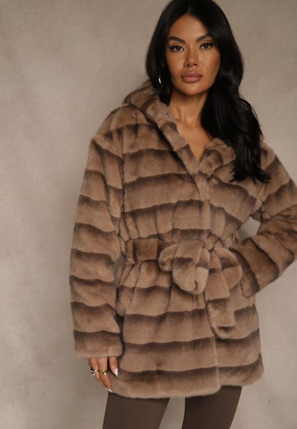 Renee - Jasnobrązowa Kurtka Futrzana z Nieodpinanym Kapturem Ozdobiona Paskiem Zetelia. Okazja: na co dzień. Kolor: brązowy. Materiał: futro. Wzór: aplikacja. Styl: casual, elegancki