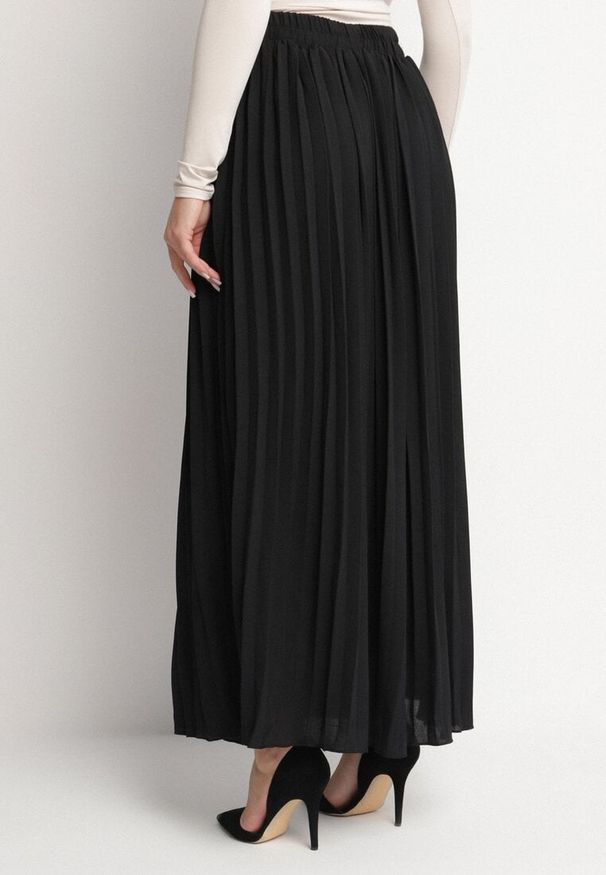 Born2be - Czarna Spódnica o Rozkloszowanym Kroju z Plisami i Gumką w Talii Ulithra. Okazja: na co dzień. Kolor: czarny. Styl: klasyczny, casual, elegancki