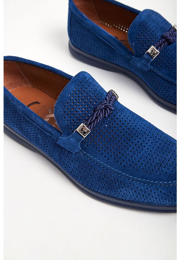 Półbuty męskie zamszowe CESARE CASADEI. Materiał: zamsz, skóra. Wzór: aplikacja. Styl: elegancki