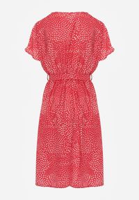 Born2be - Czerwona Sukienka Kepherine. Okazja: na co dzień, na spacer. Kolor: czerwony. Długość rękawa: krótki rękaw. Typ sukienki: kopertowe. Styl: elegancki, casual #5