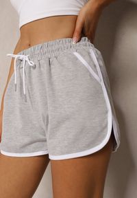 Renee - Jasnoszare Szorty Dresowe z Dodatkiem Bawełny High Waist Wykończone Lamówką Mivorina. Stan: podwyższony. Kolor: szary. Materiał: dresówka, bawełna. Długość: krótkie. Styl: sportowy, elegancki #5